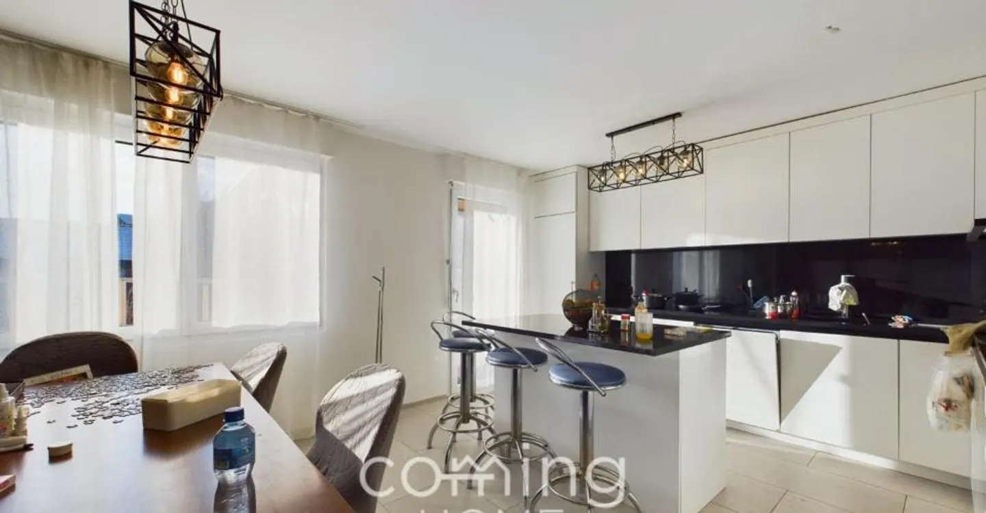 Exclusive 3-family house in sunny location - Spacious living areas & garages - Photo 8 of 13