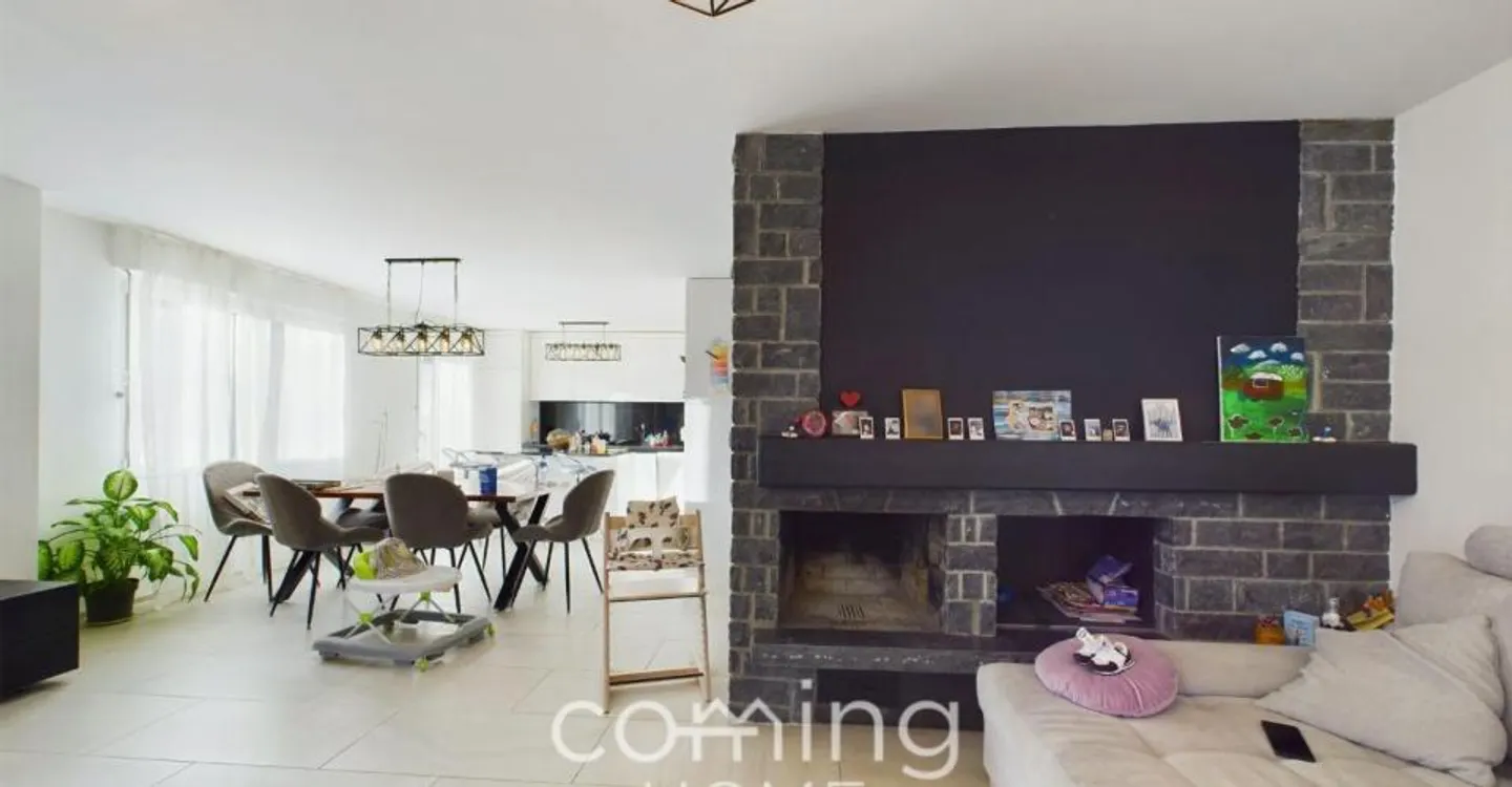 Exclusive 3-family house in sunny location - Spacious living areas & garages - Photo 9 of 13