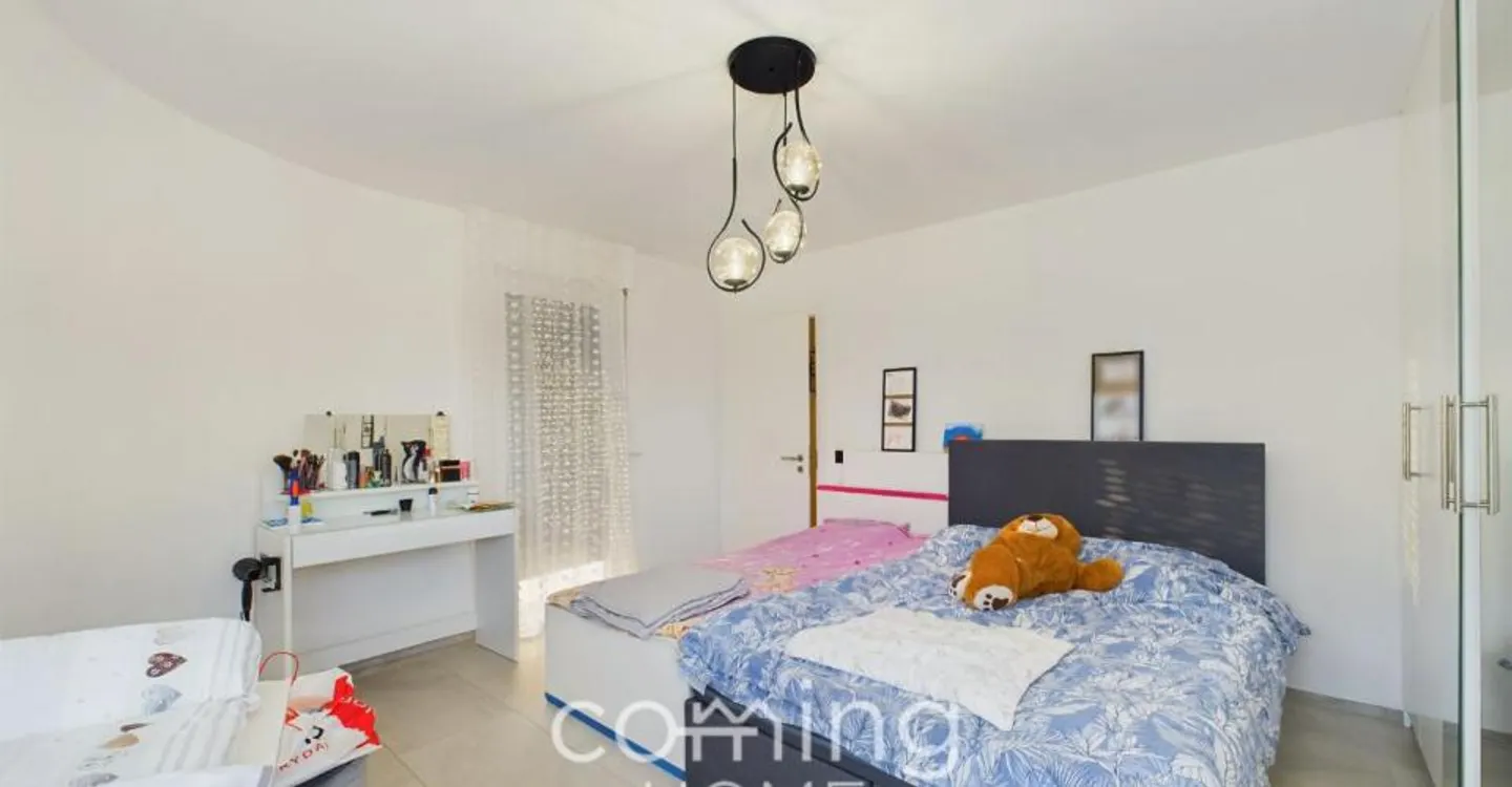 Exclusive 3-family house in sunny location - Spacious living areas & garages - Photo 10 of 13