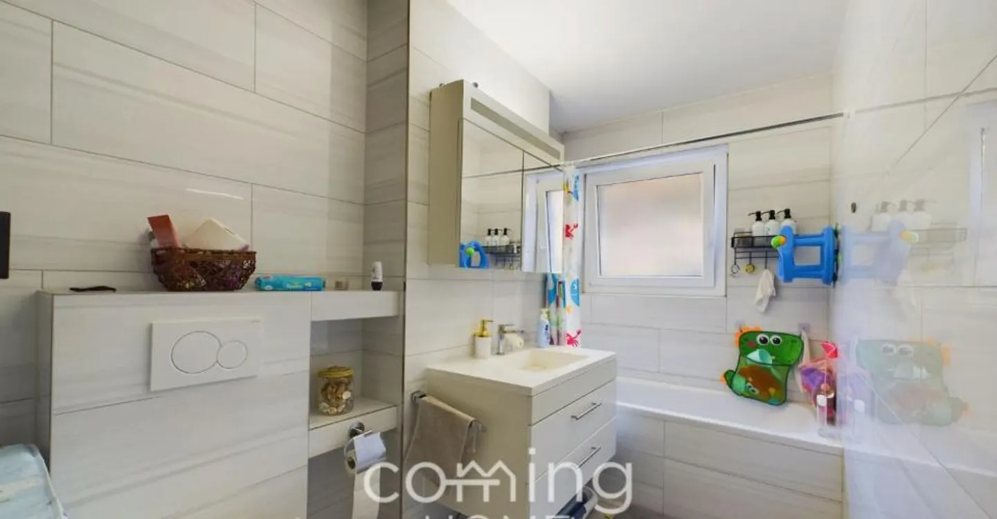 Exclusive 3-family house in sunny location - Spacious living areas & garages - Photo 11 of 13