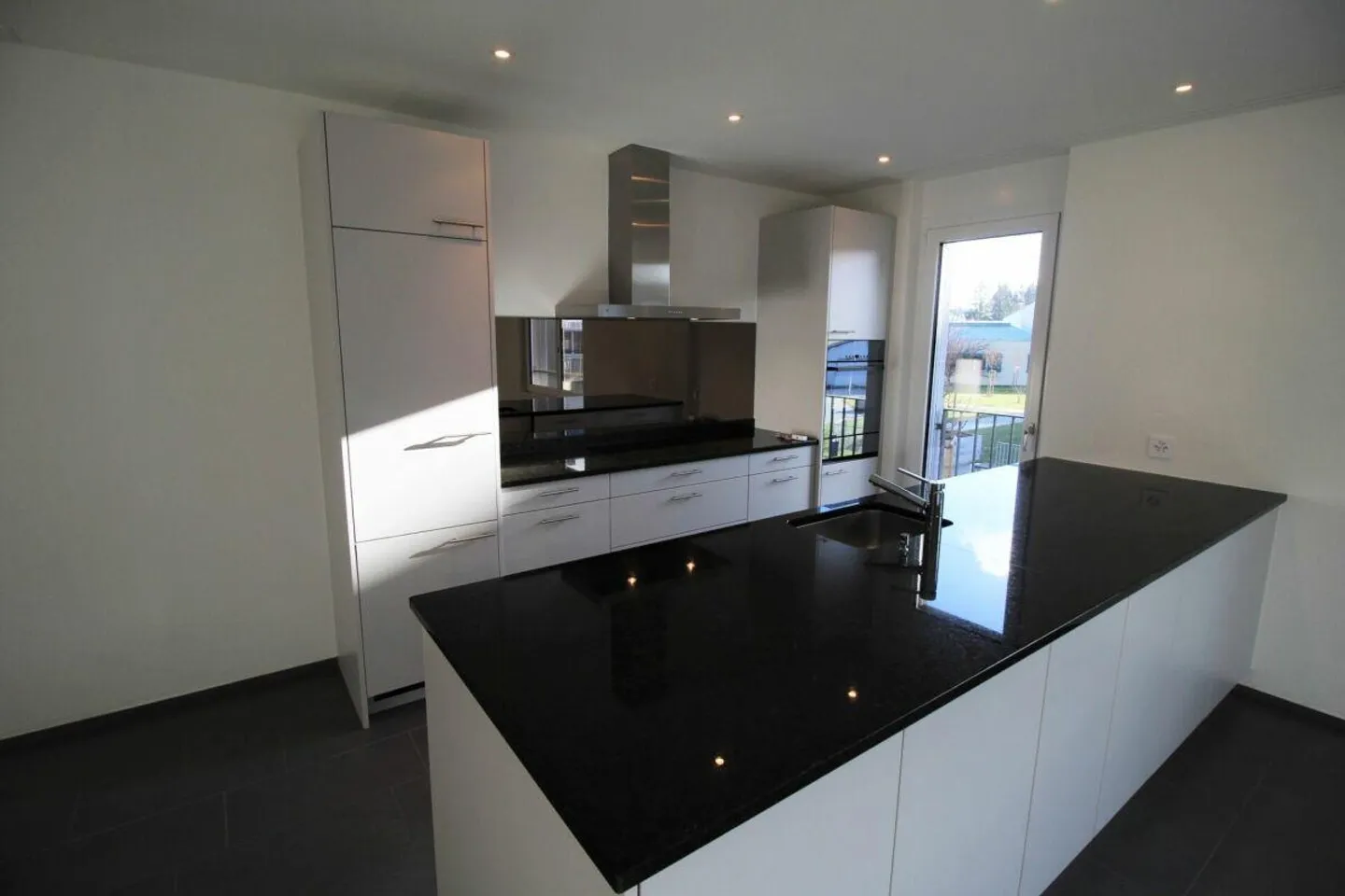 Do you want to enjoy the sun on the balcony? - Photo 2 of 12