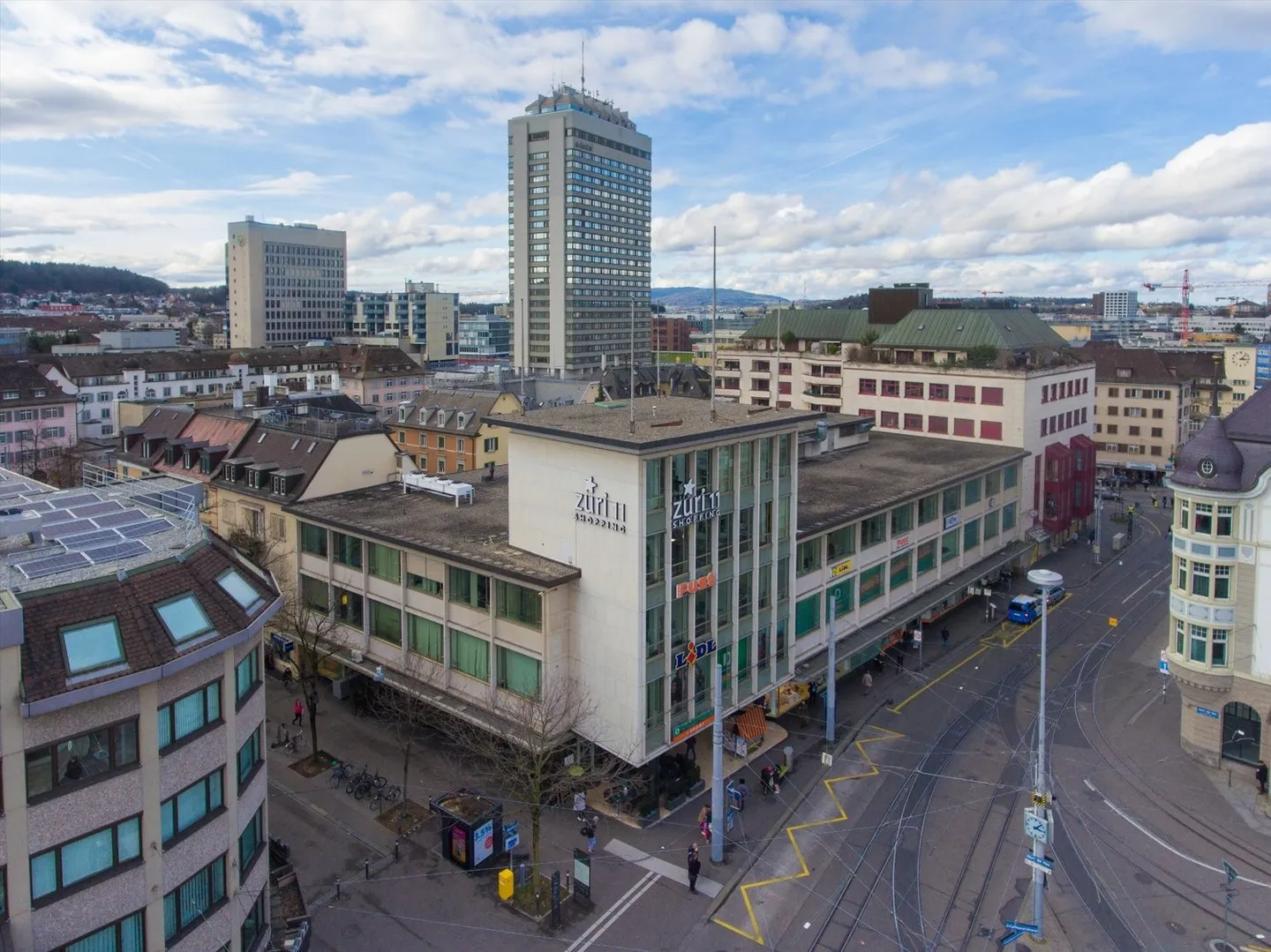 Place de parking central à Züri 11 à Oerlikon – disponible à partir du 01.04.2026 - Photo 1 sur 3