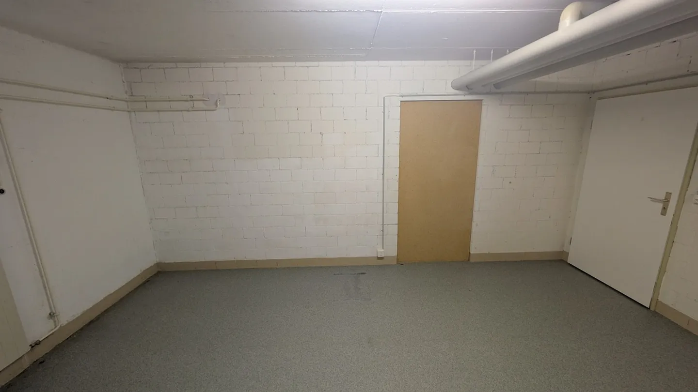 Spacious Storage Room in Fehraltorf - Photo 8 of 13