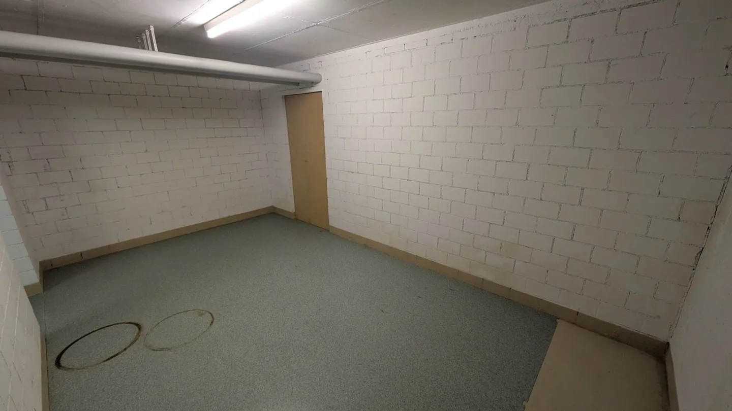 Spacious Storage Room in Fehraltorf - Photo 10 of 13