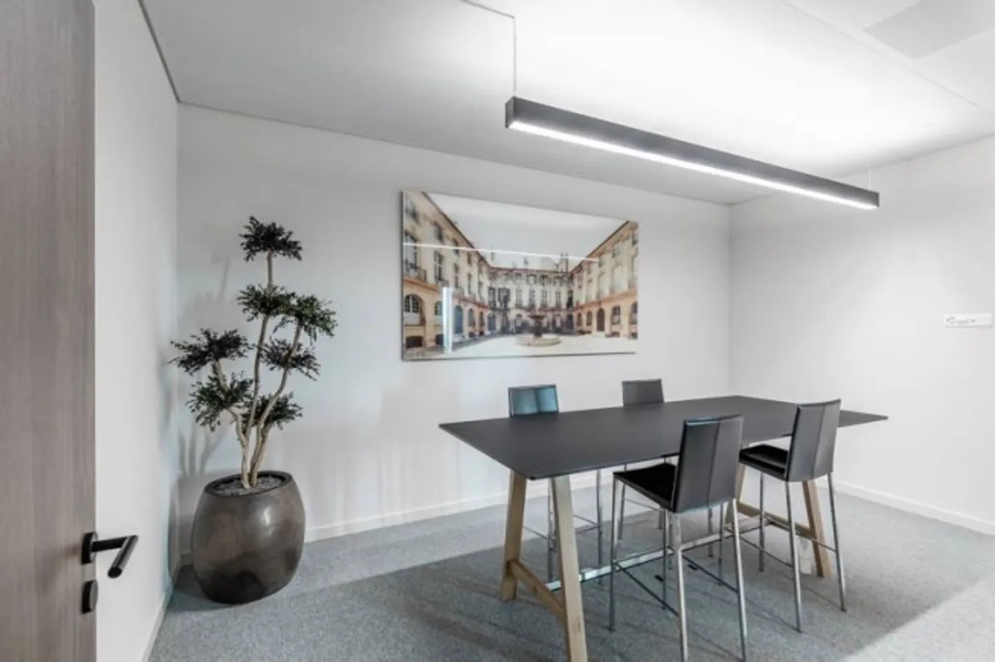 Magnificent divisible offices in a dynamic neighborhood - Photo 3 of 13