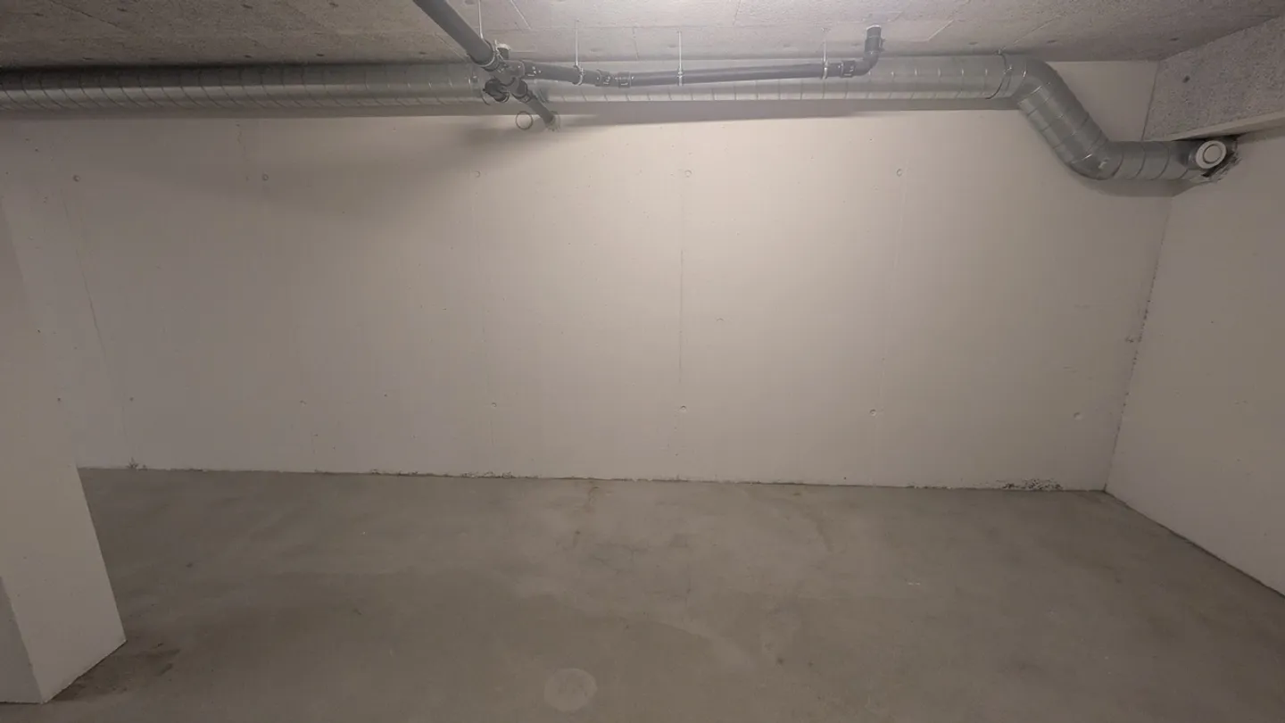 Spacious Storage Room in Regensdorf - Photo 3 of 13