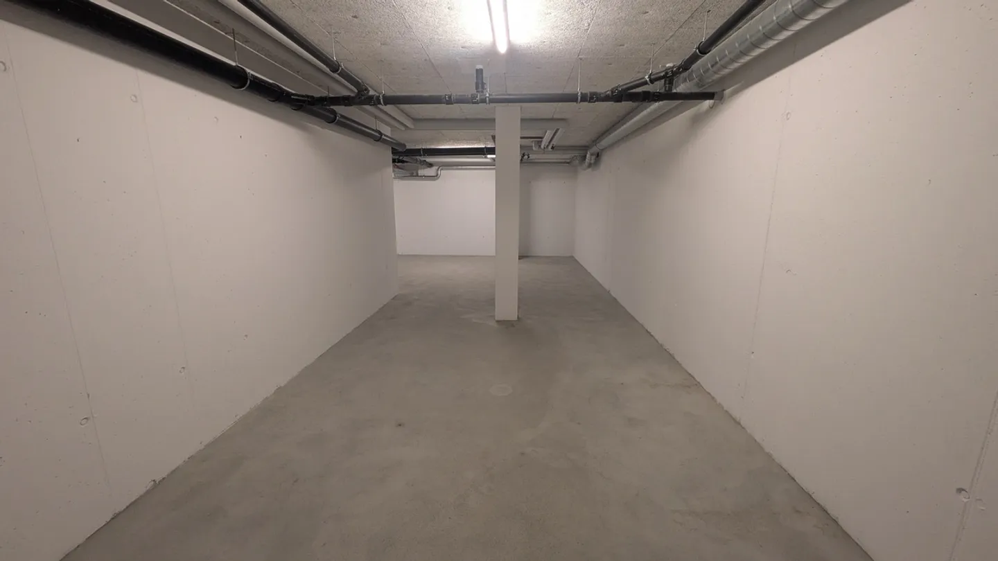 Spacious Storage Room in Regensdorf - Photo 4 of 13