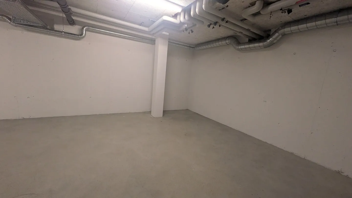 Spacious Storage Room in Regensdorf - Photo 9 of 13