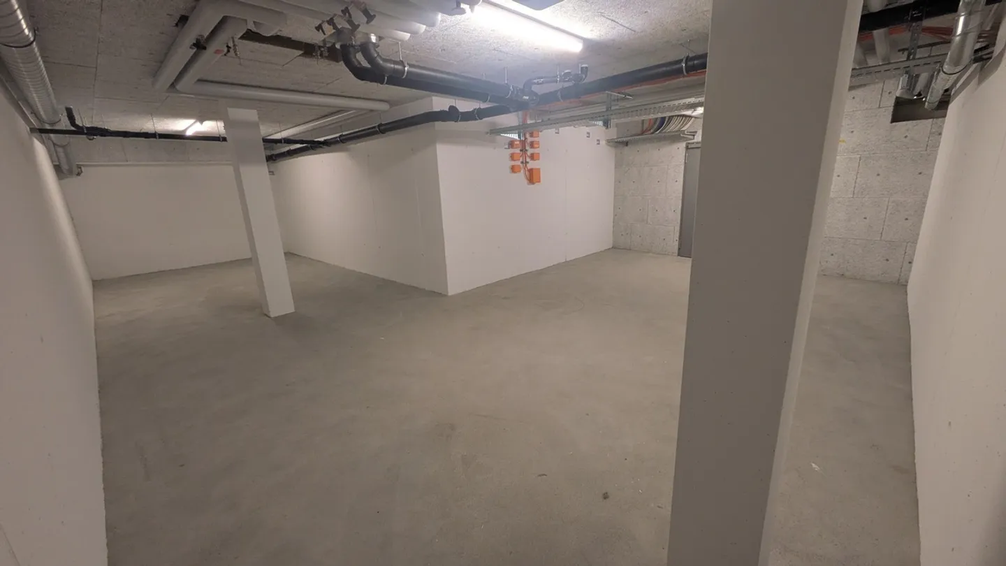 Spacious Storage Room in Regensdorf - Photo 12 of 13