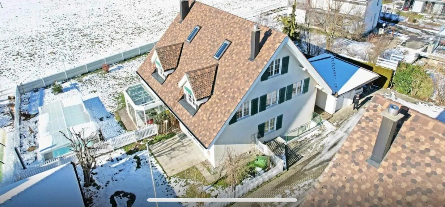 Charming 5.5-room semi-detached house with pool in Zimmerwald - Photo 1 of 11