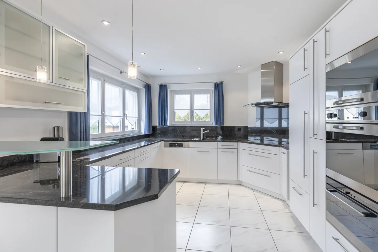 Sunny and Quiet Retreat for the Whole Family - Photo 3 of 8