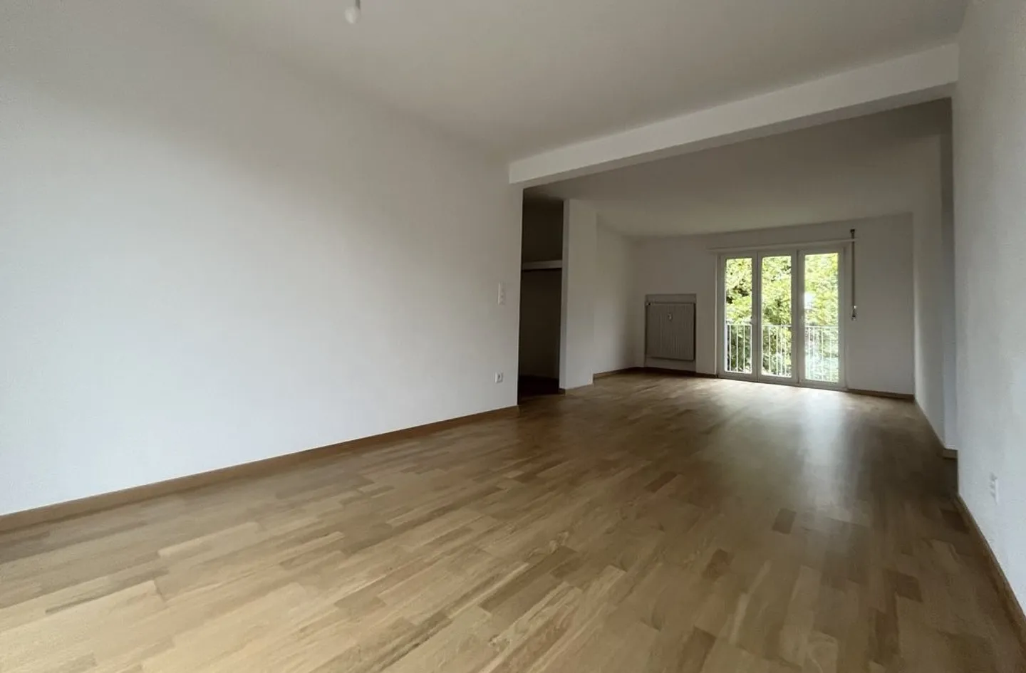 Appartement rénové et confortable dans un quartier calme - Photo 3 sur 8