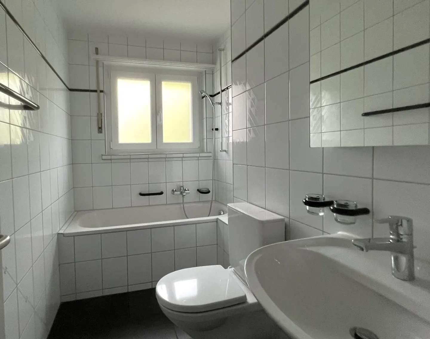 Appartement rénové et confortable dans un quartier calme - Photo 7 sur 8