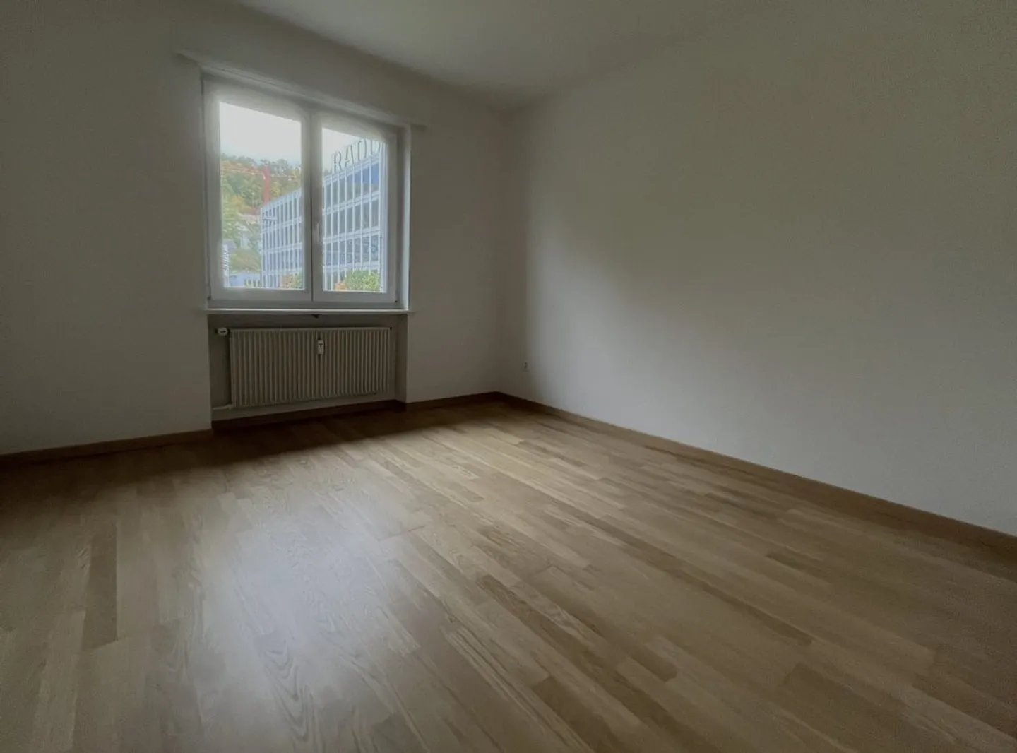 Appartement rénové et confortable dans un quartier calme - Photo 5 sur 8