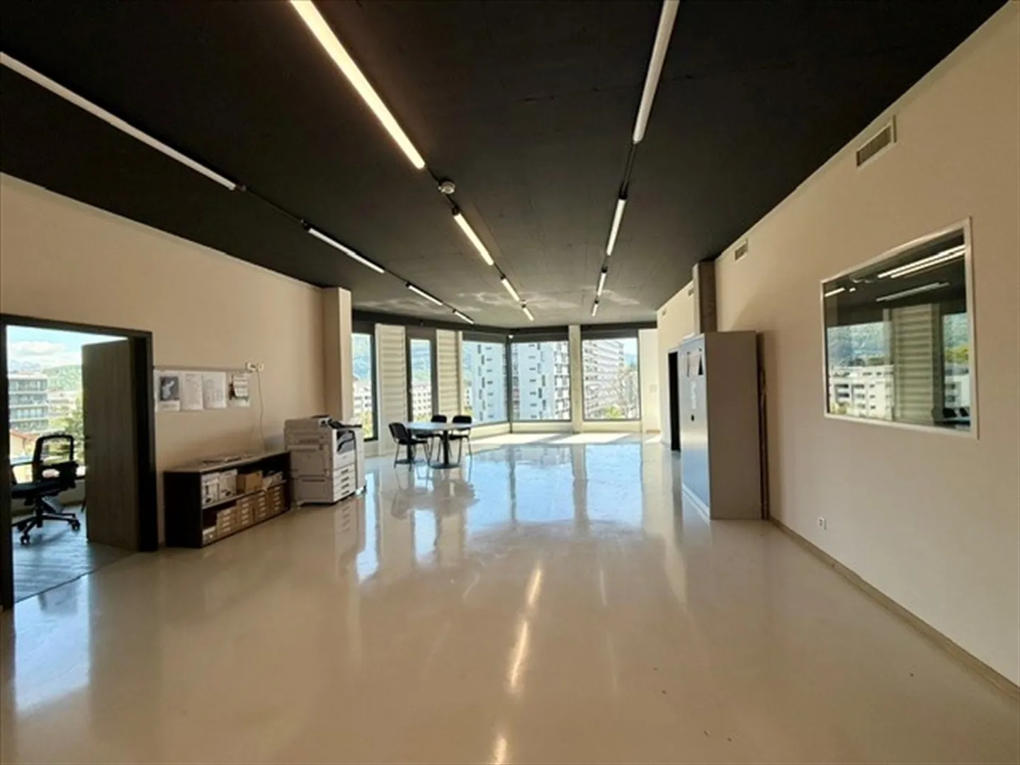 1226 THONEX - Bureaux de 305 m2 au 3ème étage d'un immeuble moderne - Photo 2 sur 9