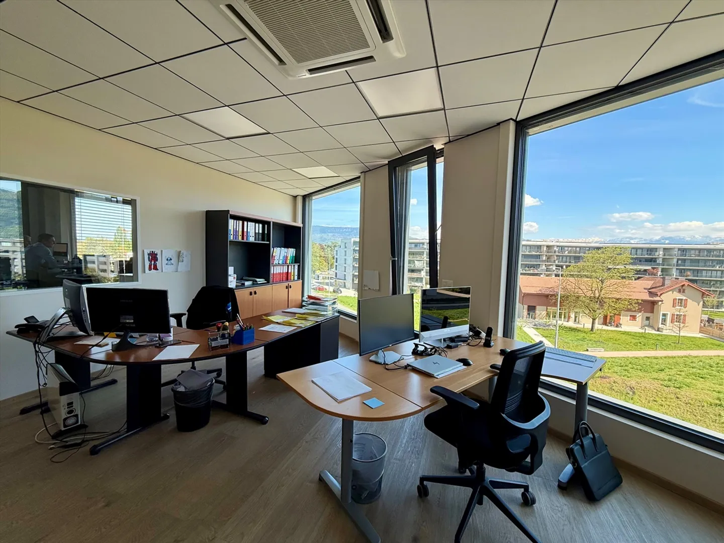 1226 THONEX - Bureaux de 305 m2 au 3ème étage d'un immeuble moderne - Photo 3 sur 9