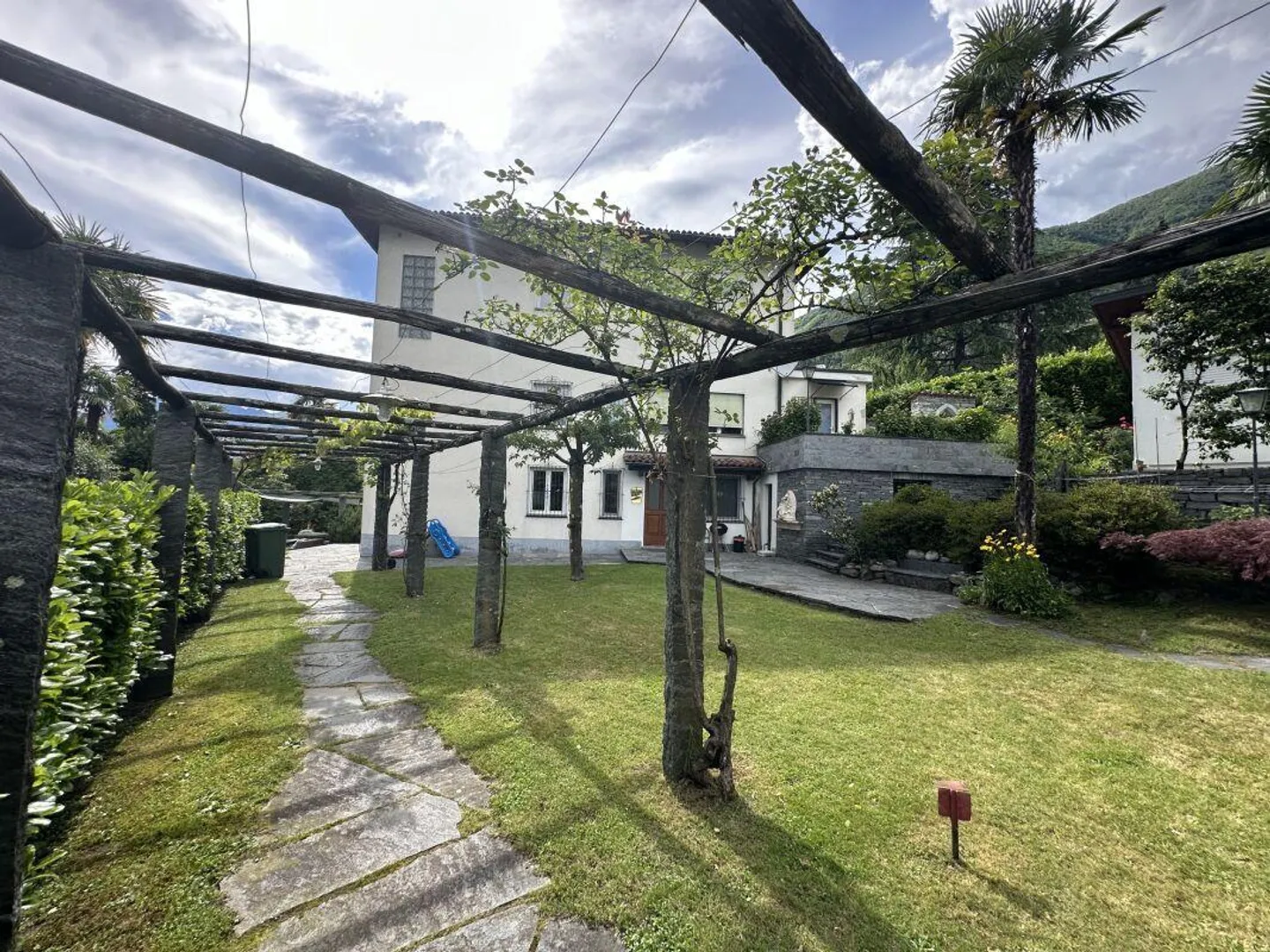 Charming Vintage Apartment with Garden - Photo 9 of 30