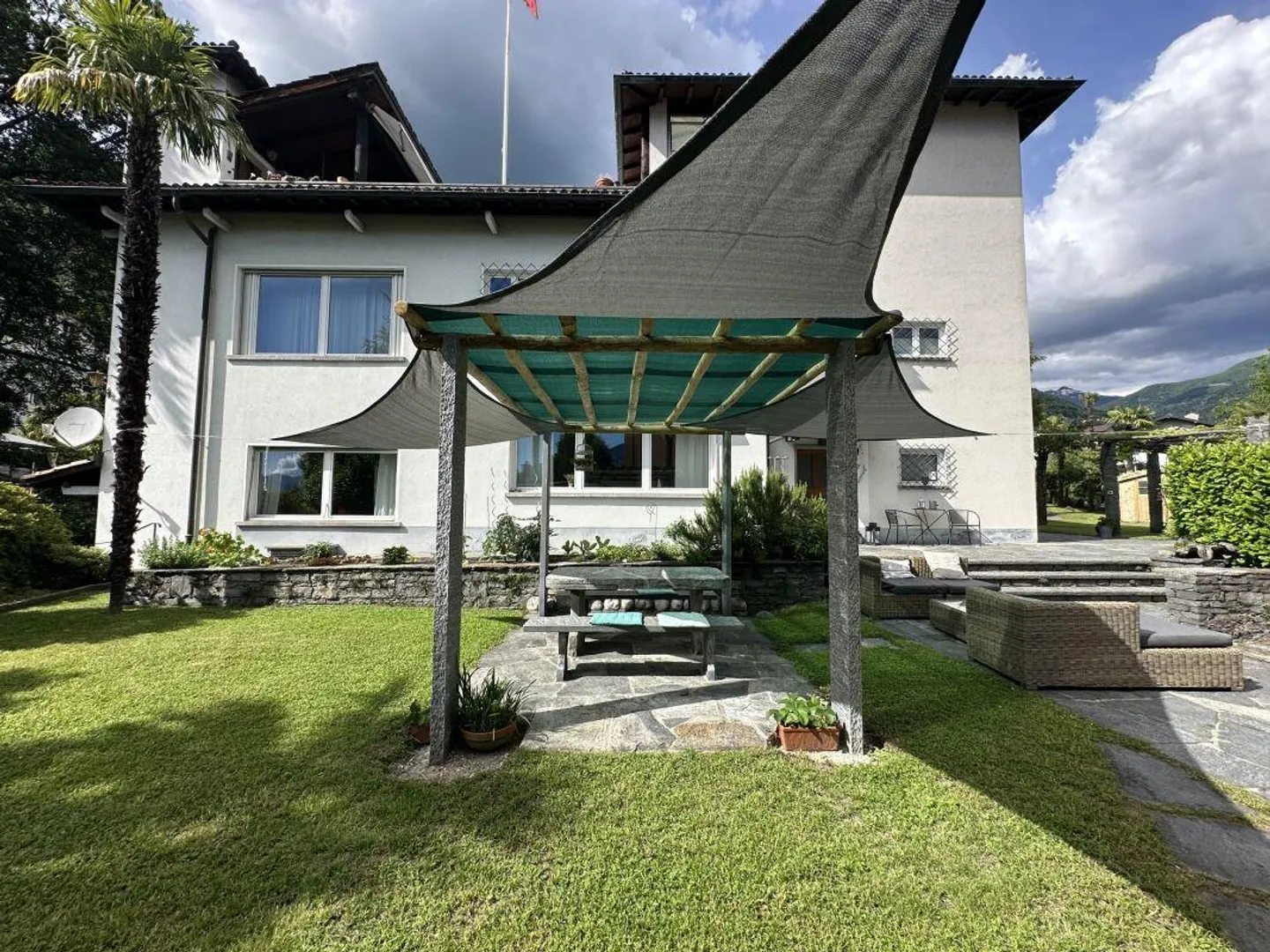 Charming Vintage Apartment with Garden - Photo 23 of 30