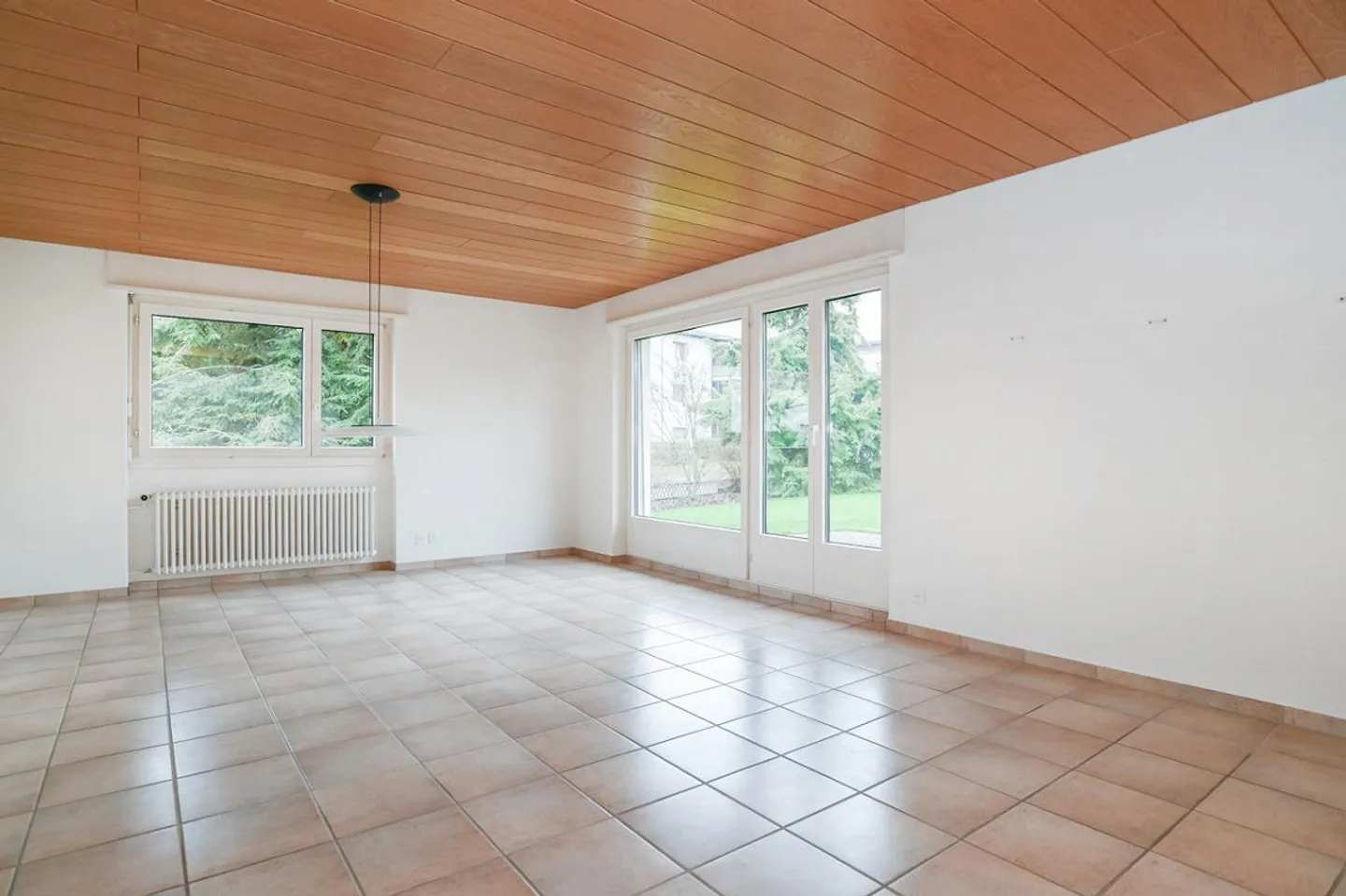 Your Family Retreat – 7.5 Rooms and a Large Garden - Photo 2 of 8