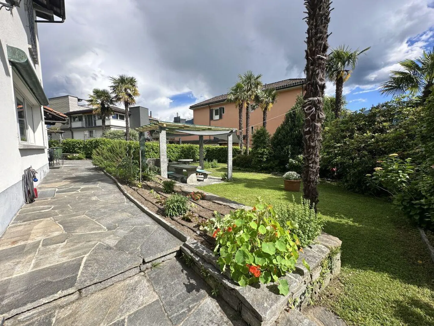 Charming Vintage Apartment with Garden - Photo 29 of 30