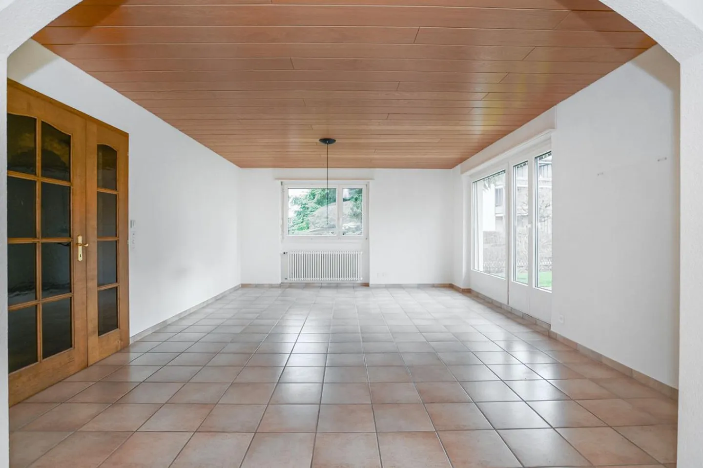 Your Family Retreat – 7.5 Rooms and a Large Garden - Photo 3 of 8