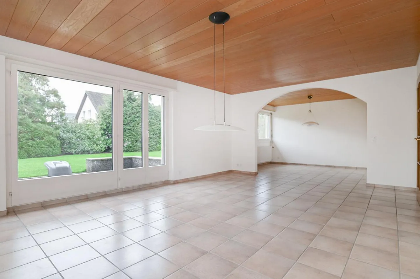 Your Family Retreat – 7.5 Rooms and a Large Garden - Photo 4 of 8