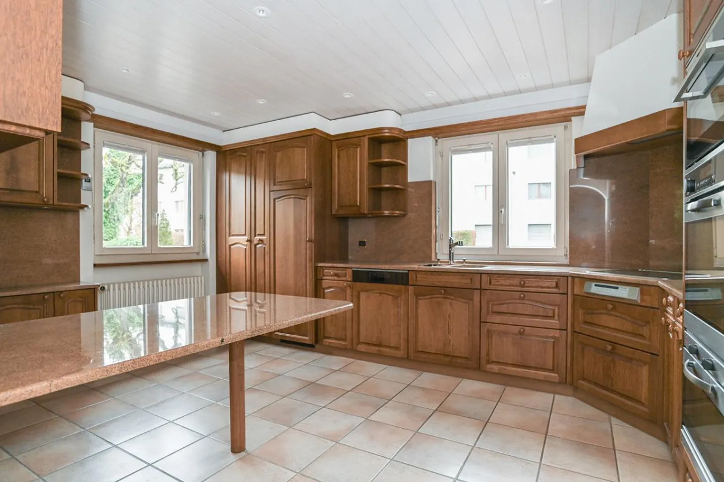 Your Family Retreat – 7.5 Rooms and a Large Garden - Photo 6 of 8