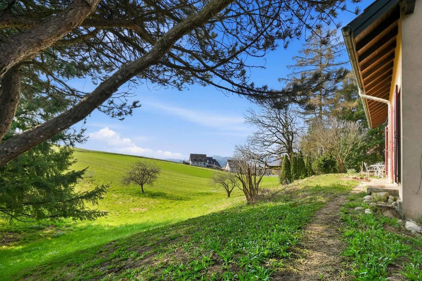 Detached villa with 6 rooms - Large plot & tranquility - Photo 2 of 13
