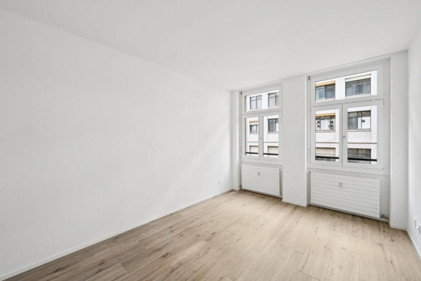 Large and modern apartment in a popular location - Photo 5 of 8