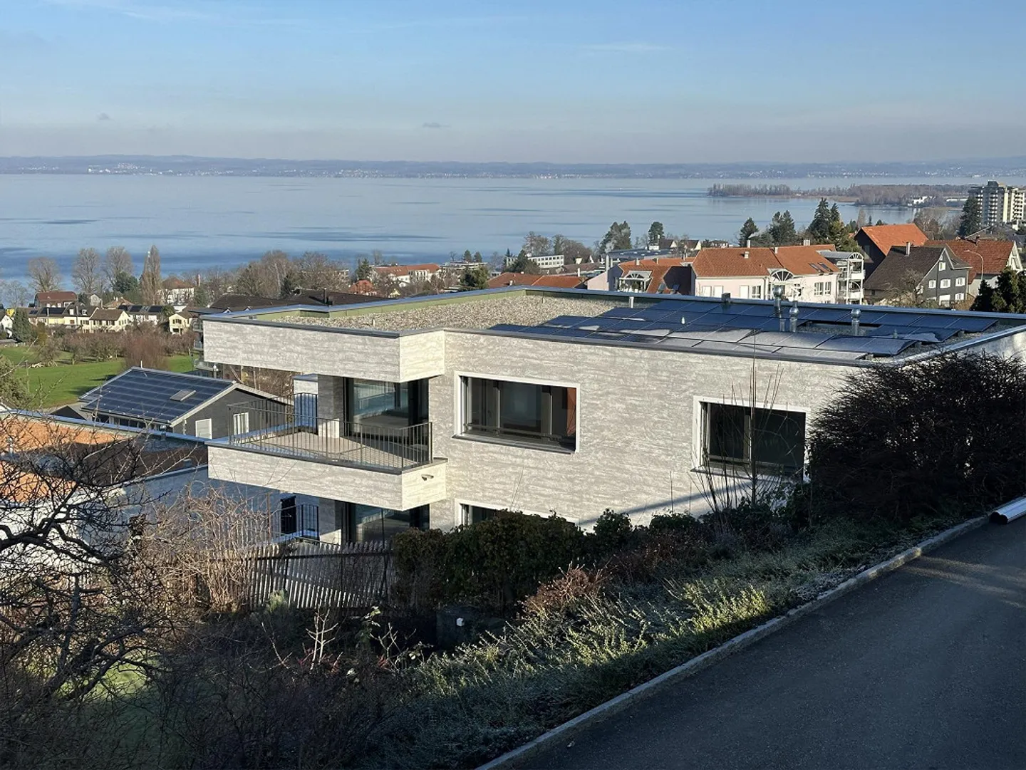 Apartment with magnificent lake view - Photo 1 of 9