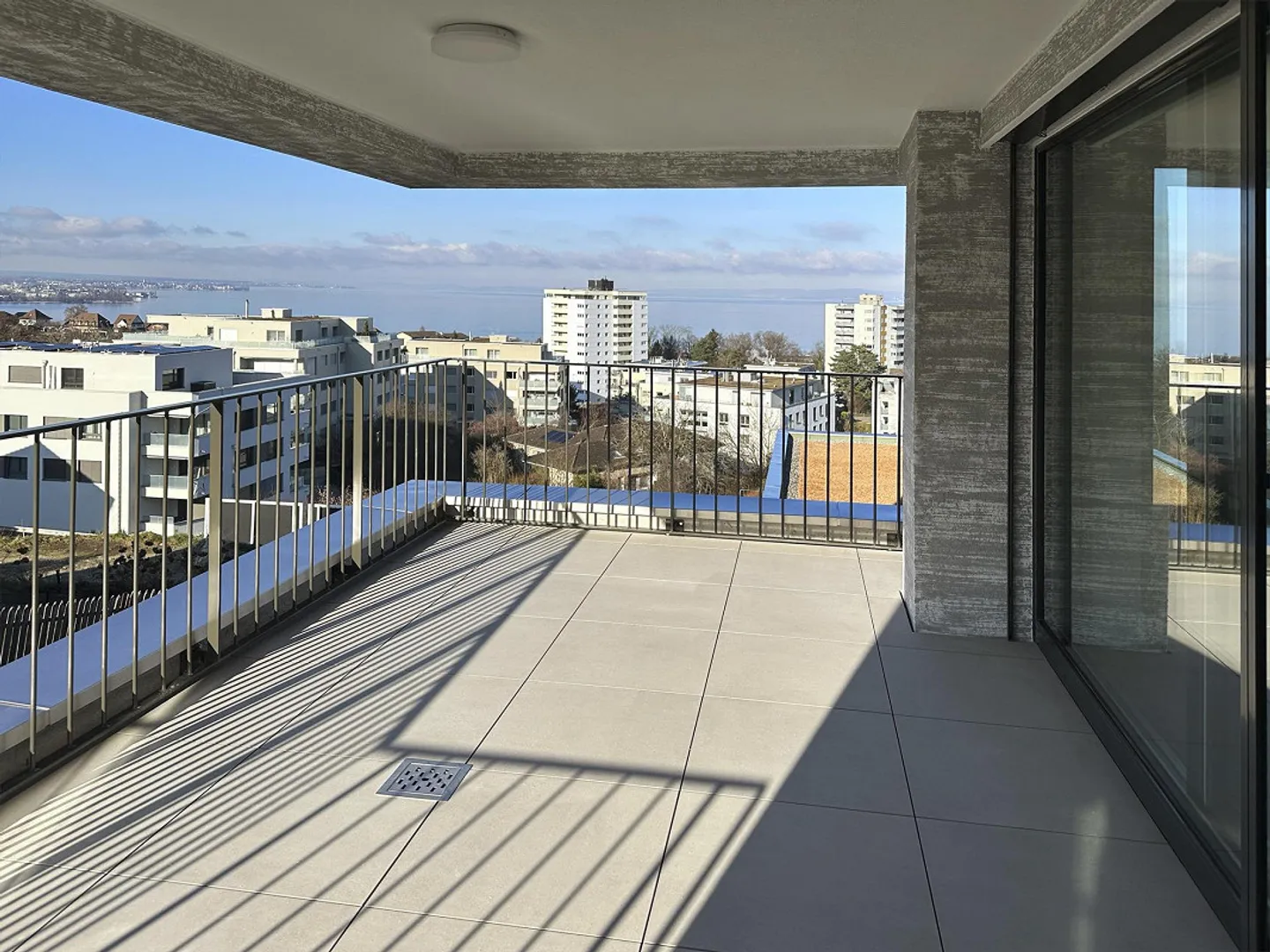 Apartment with magnificent lake view - Photo 3 of 9