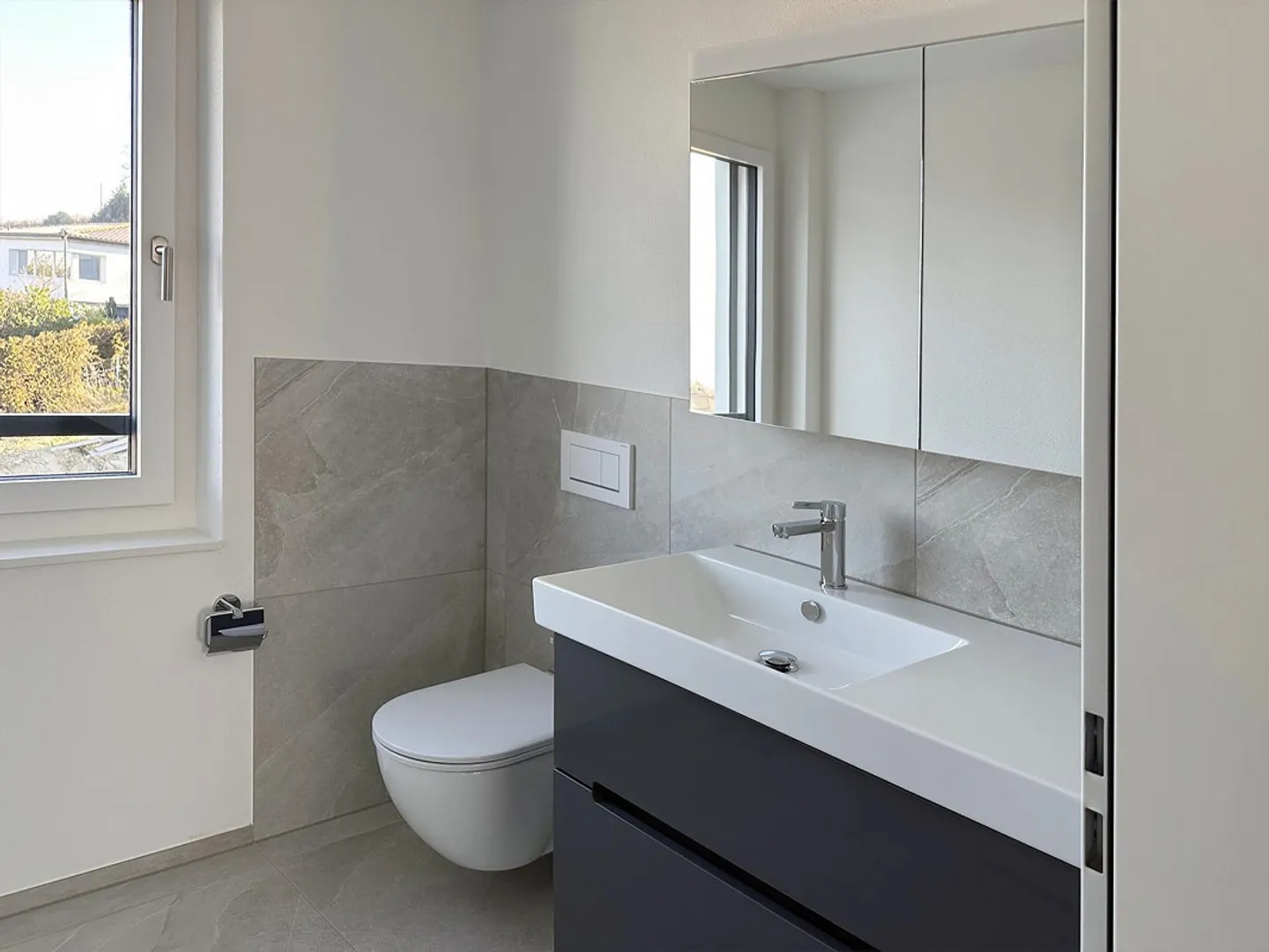 Apartment with magnificent lake view - Photo 8 of 9