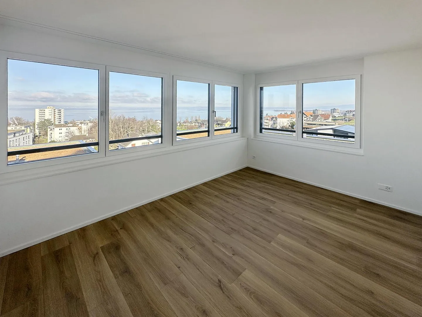 Apartment with magnificent lake view - Photo 6 of 9