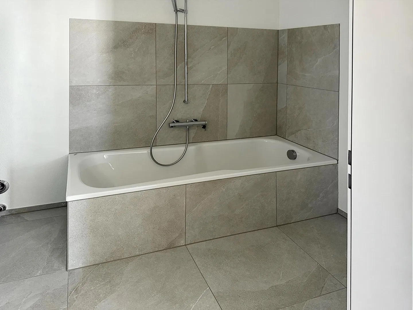 Apartment with magnificent lake view - Photo 9 of 9