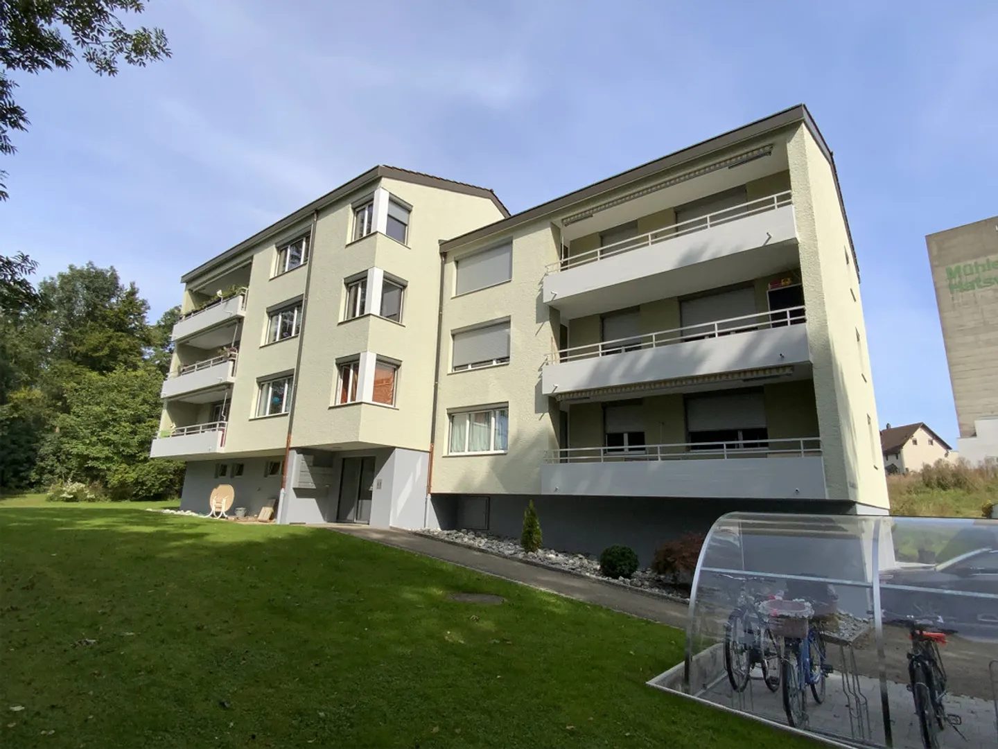 Appartamento 4.5 completamente ristrutturato in una posizione tranquilla - Foto 1 di 9