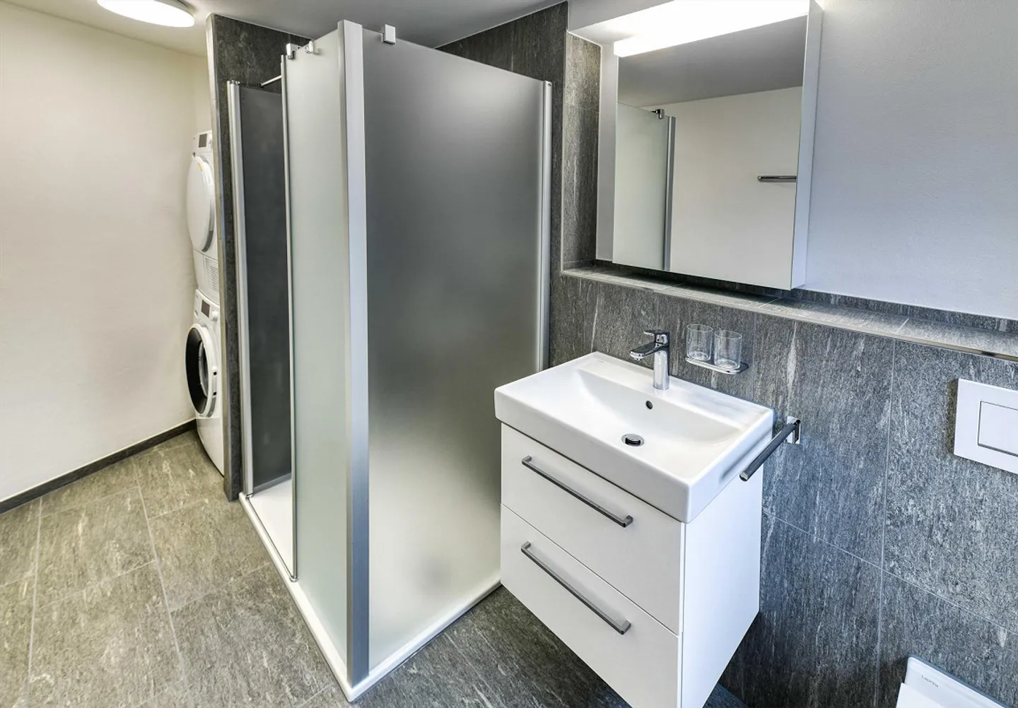 Rénovation complète : beau appartement de 2,5 pièces au cœur de Neunkirch - Photo 5 sur 10