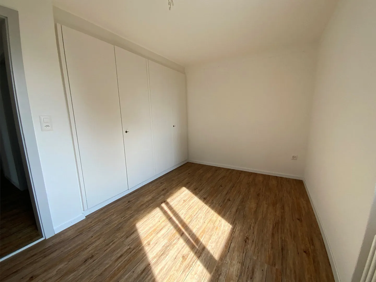 Appartamento 4.5 completamente ristrutturato in una posizione tranquilla - Foto 5 di 9