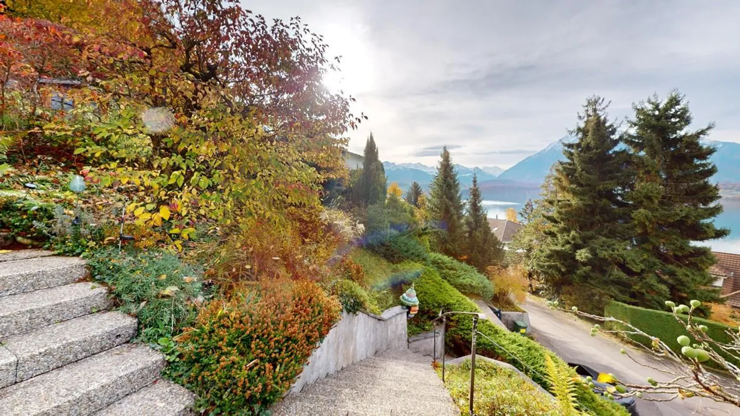 Vista mozzafiato sul lago di Thun e sulle montagne - Foto 14 di 15