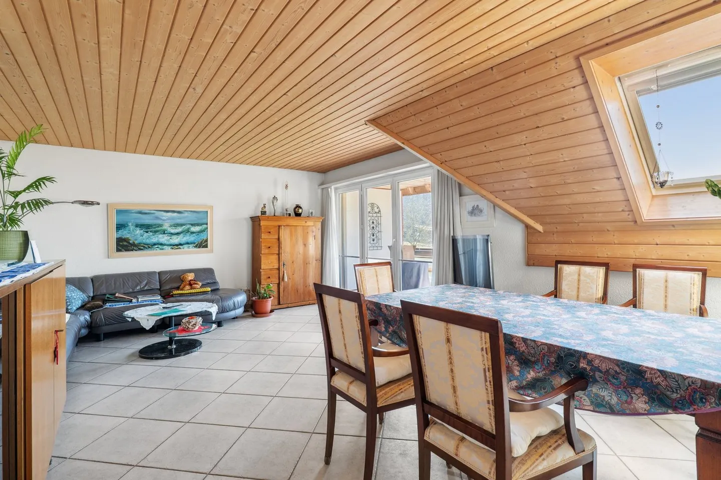 Charming attic apartment with a view of the greenery - Photo 3 of 11