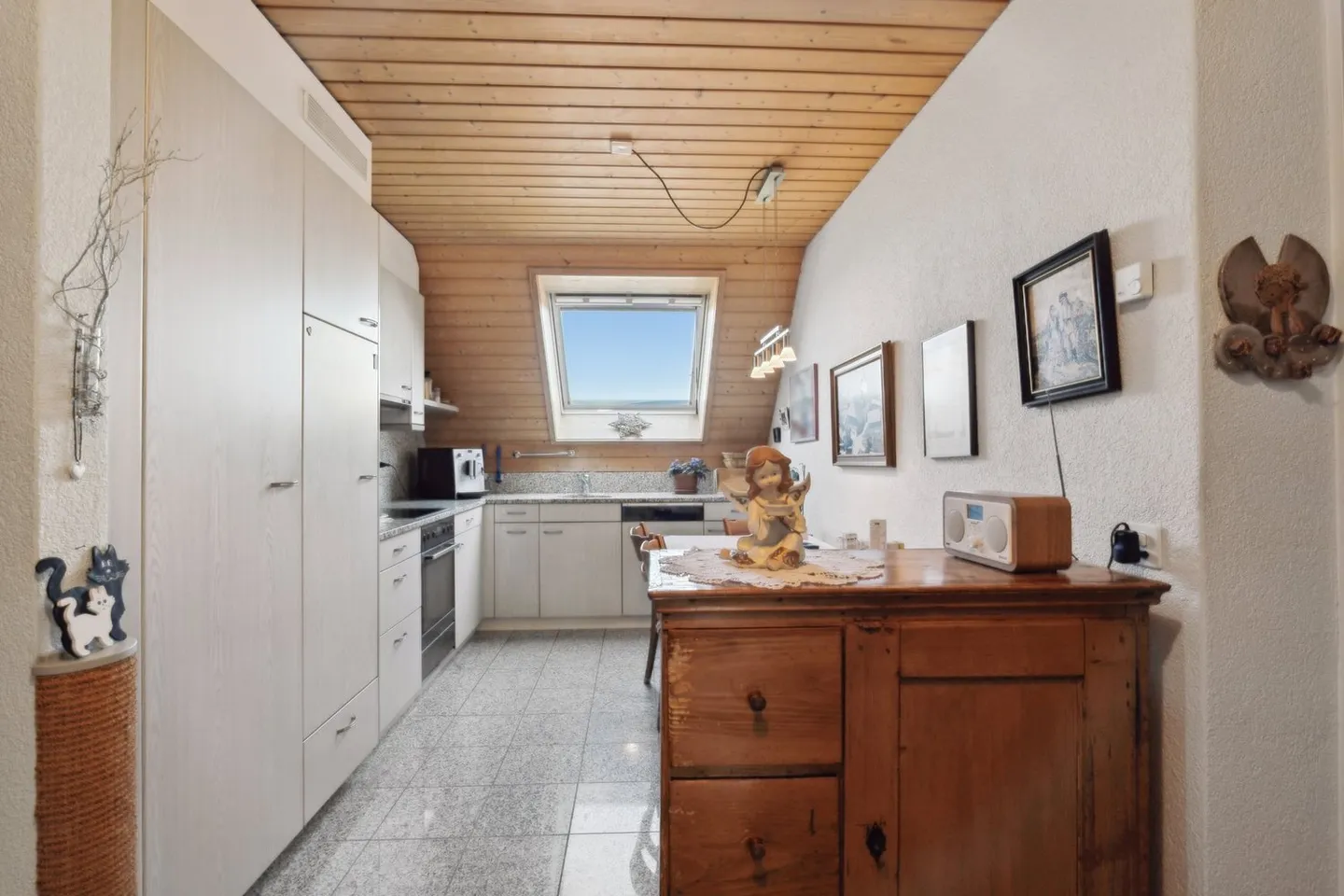 Charming attic apartment with a view of the greenery - Photo 4 of 11