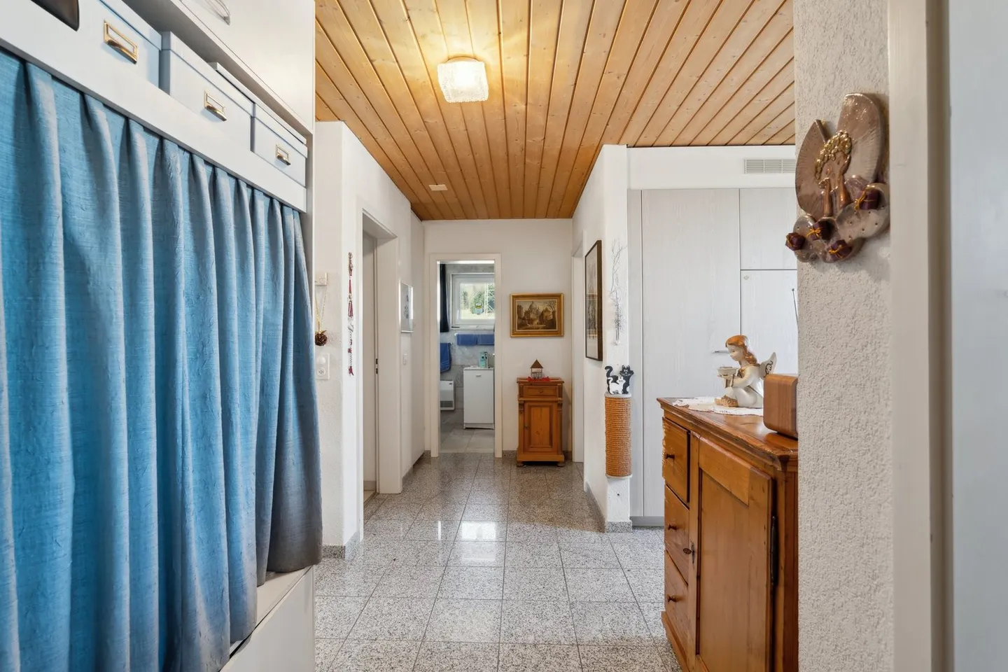 Charming attic apartment with a view of the greenery - Photo 5 of 11