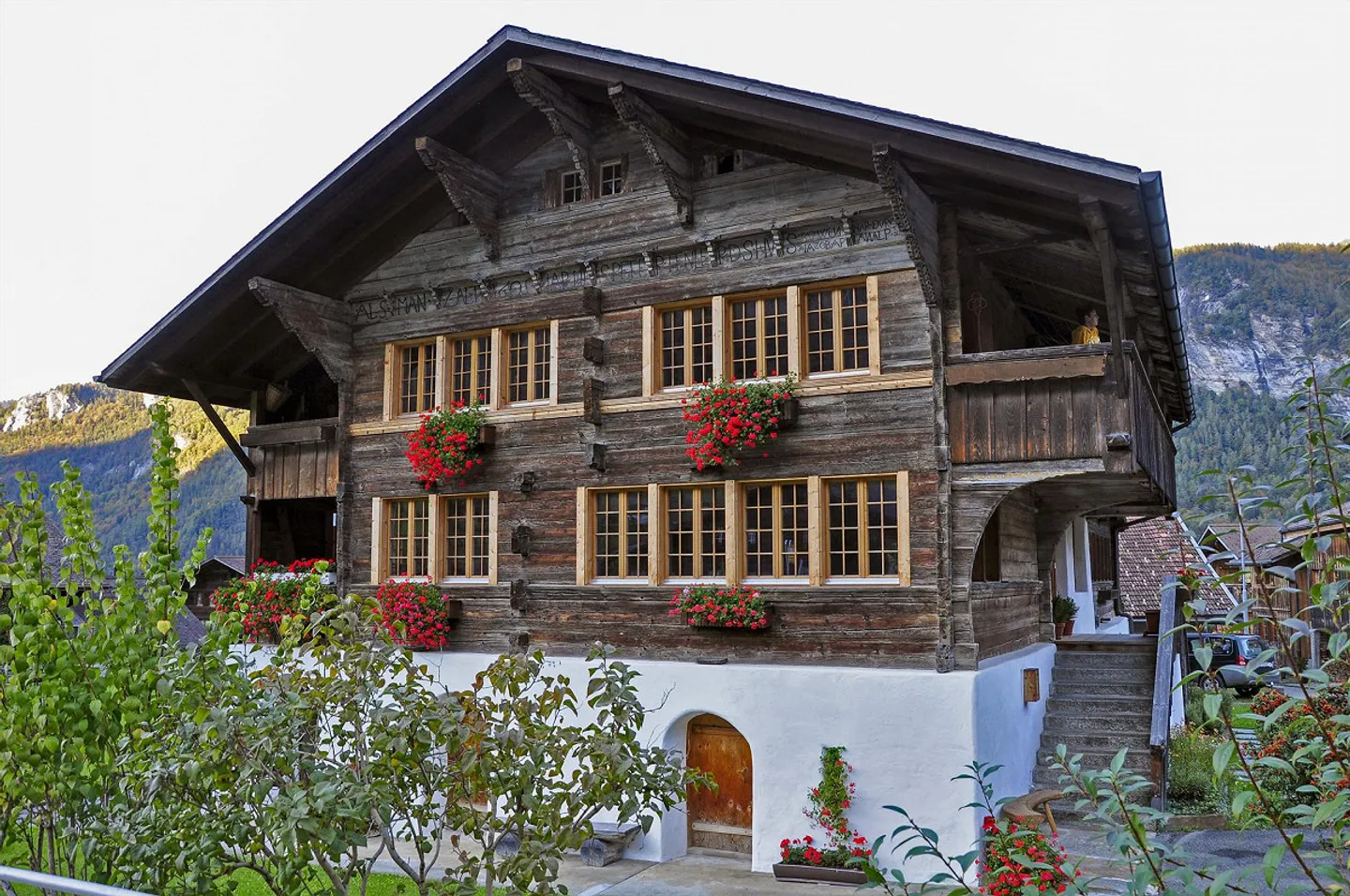 Section de maison avec deux appartements et terrain à bâtir - Photo 1 sur 8