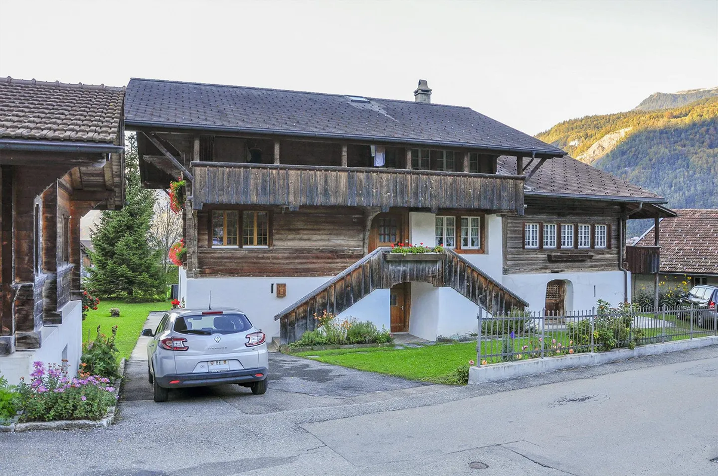 Section de maison avec deux appartements et terrain à bâtir - Photo 2 sur 8