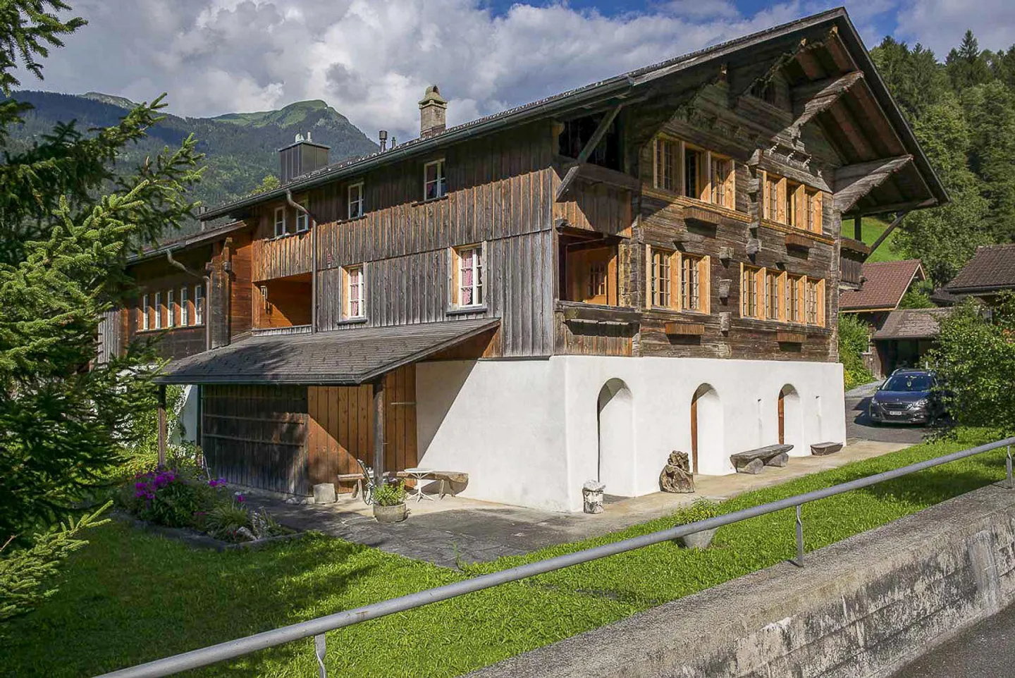 Section de maison avec deux appartements et terrain à bâtir - Photo 3 sur 8