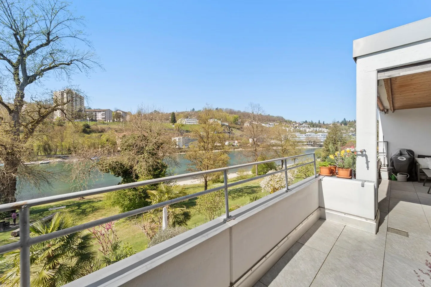 Attika-Wohnung mit Terrasse und wunderbarer, naher Rheinsicht - Foto 2 von 14