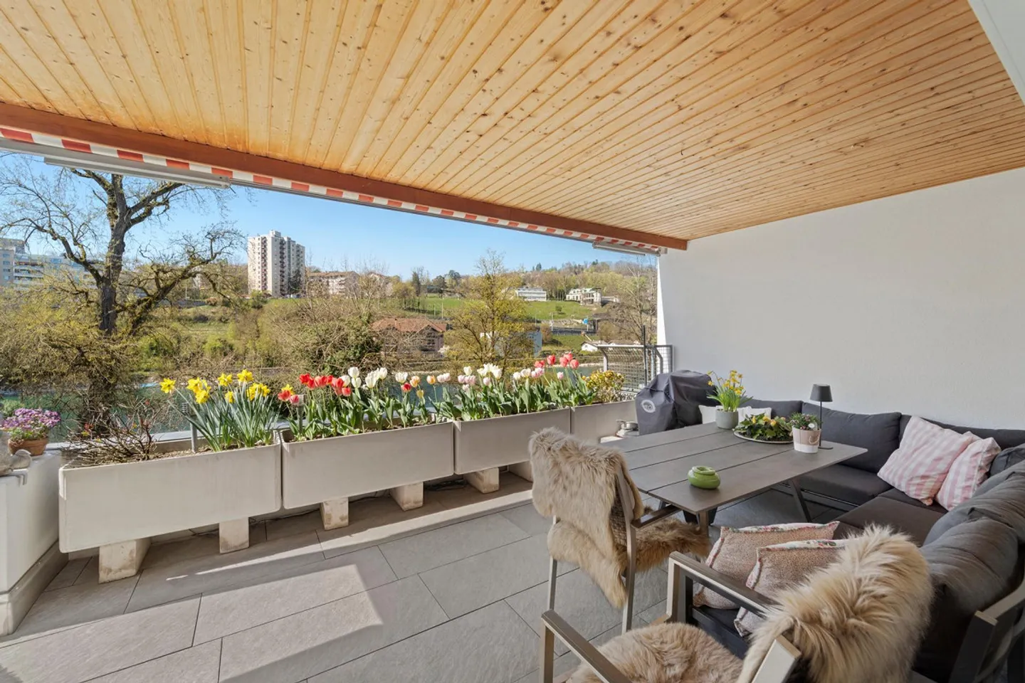 Attika-Wohnung mit Terrasse und wunderbarer, naher Rheinsicht - Foto 4 von 14