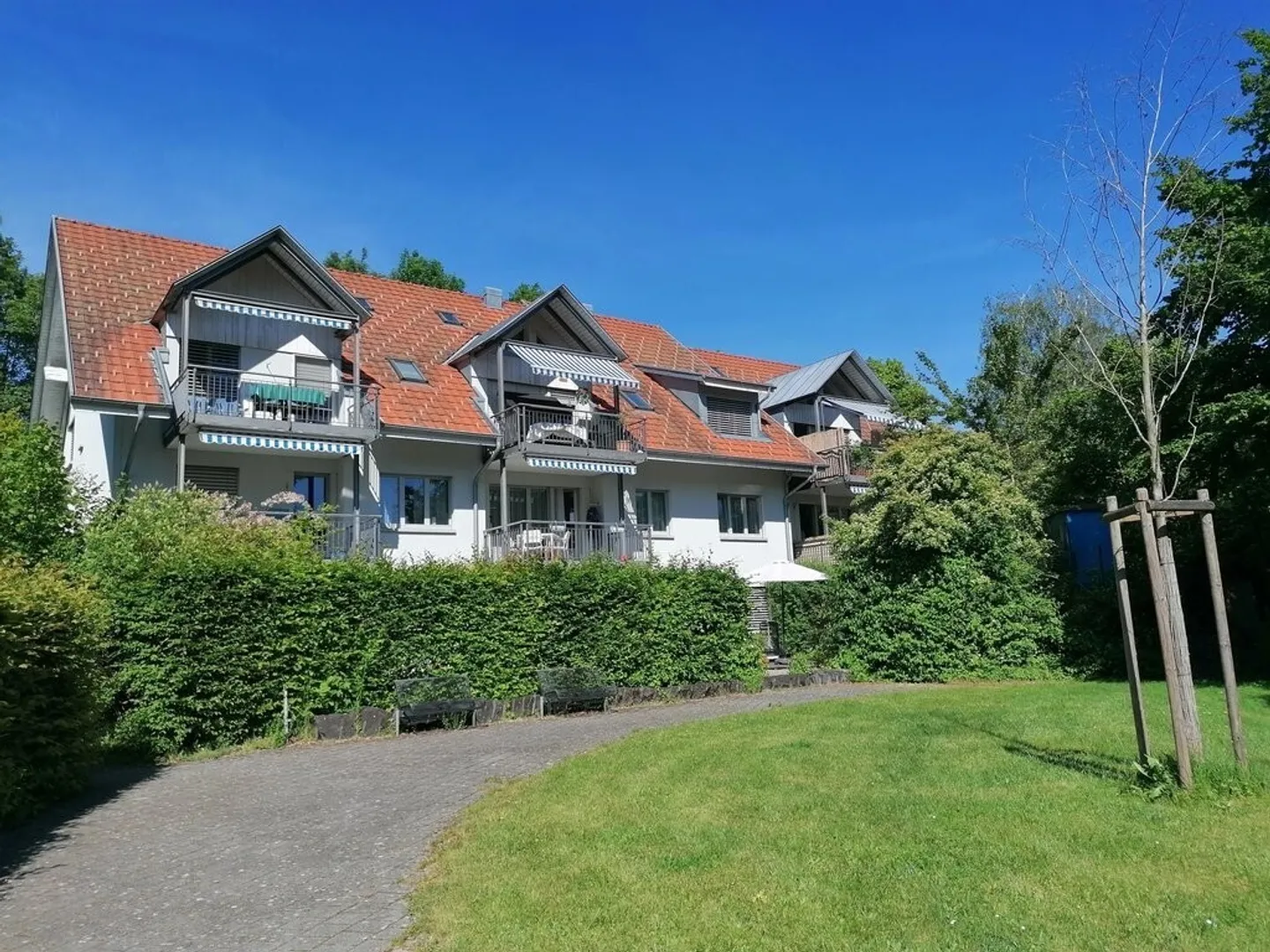 Charmante Dachwohnung mit grossem Balkon und Galerie! - Foto 1 von 9
