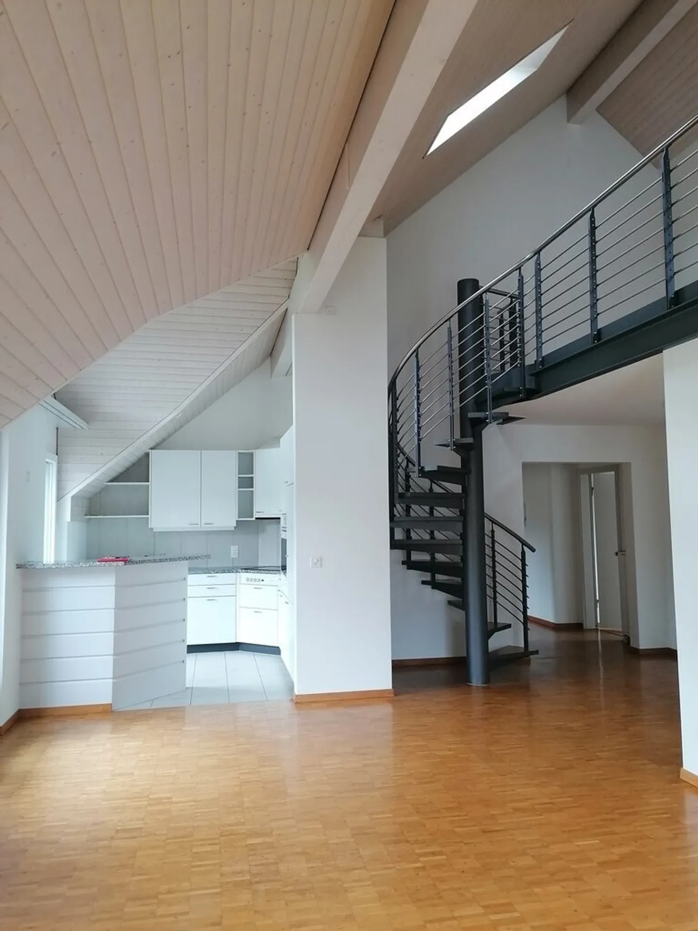 Charmante Dachwohnung mit grossem Balkon und Galerie! - Foto 2 von 9