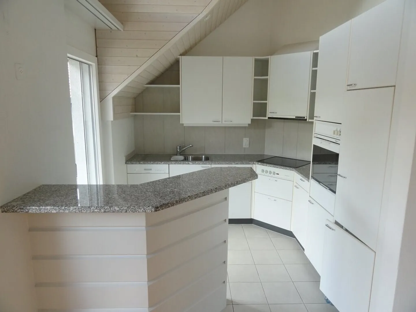 Charmante Dachwohnung mit grossem Balkon und Galerie! - Foto 3 von 9
