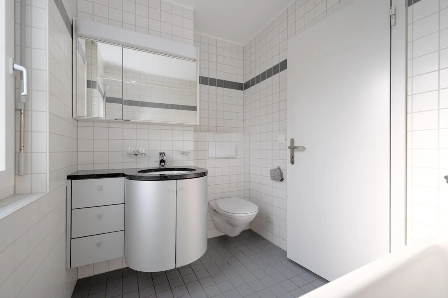 Charmante Dachwohnung mit grossem Balkon und Galerie! - Foto 4 von 9